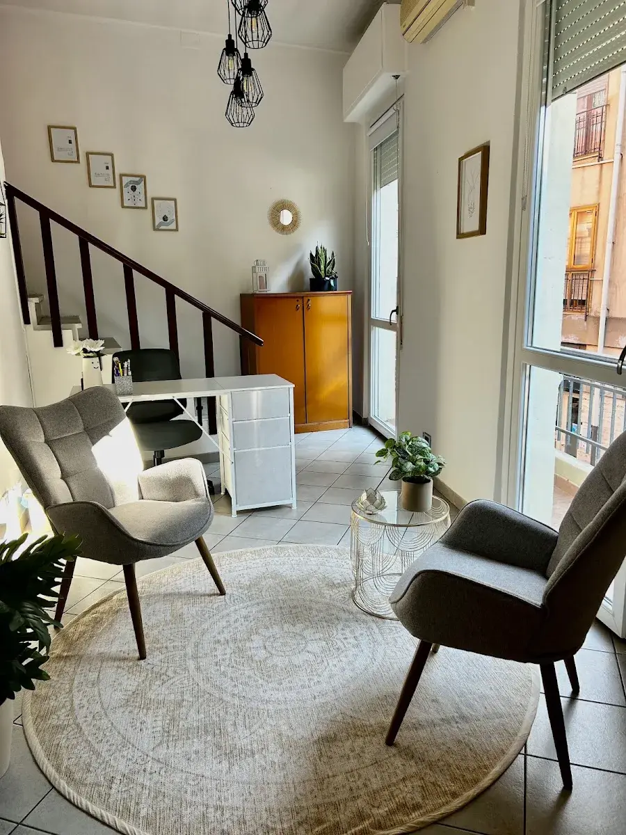 Studio a Cagliari con poltrone, luce naturale e atmosfera accogliente