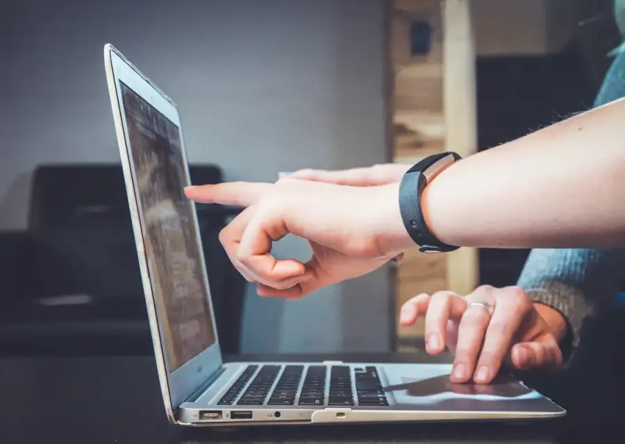 Laptop su una scrivania, per un colloquio di sostegno online