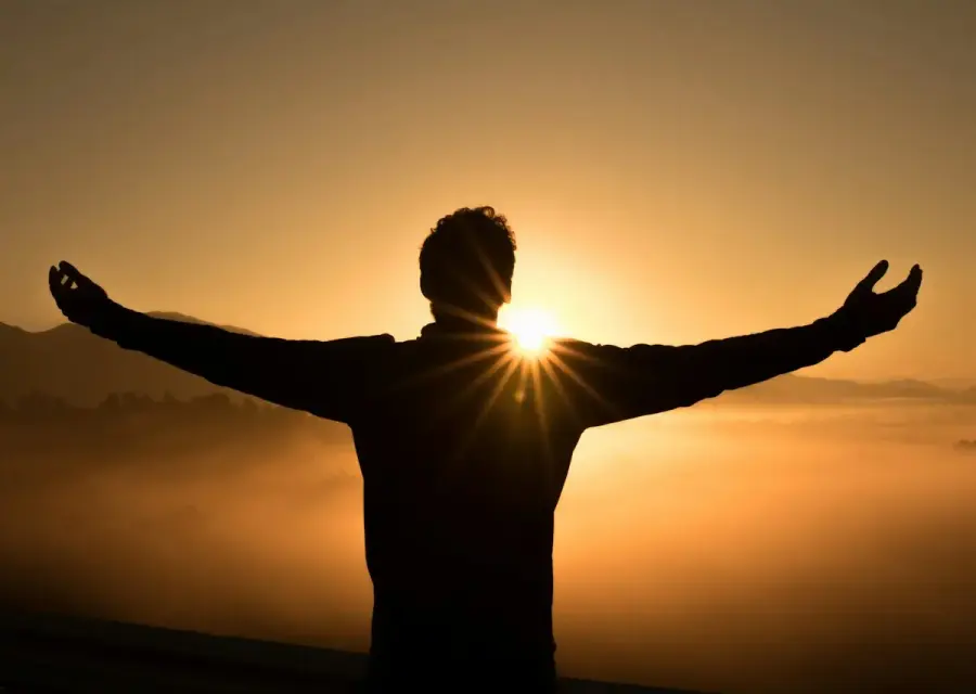 Persona in un momento di quiete, luce soffusa e respiro